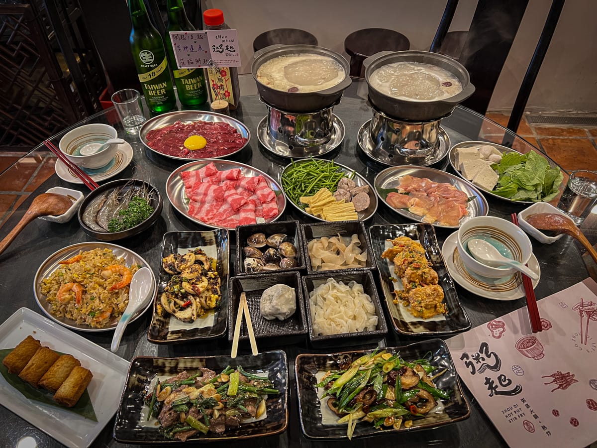 【粥起】台北東區必吃火鍋！全台首創粥底火鍋399元起可無限續粥！20年功力熱炒美食與秘製粥底，養身顧胃的天下最鮮粥火鍋！