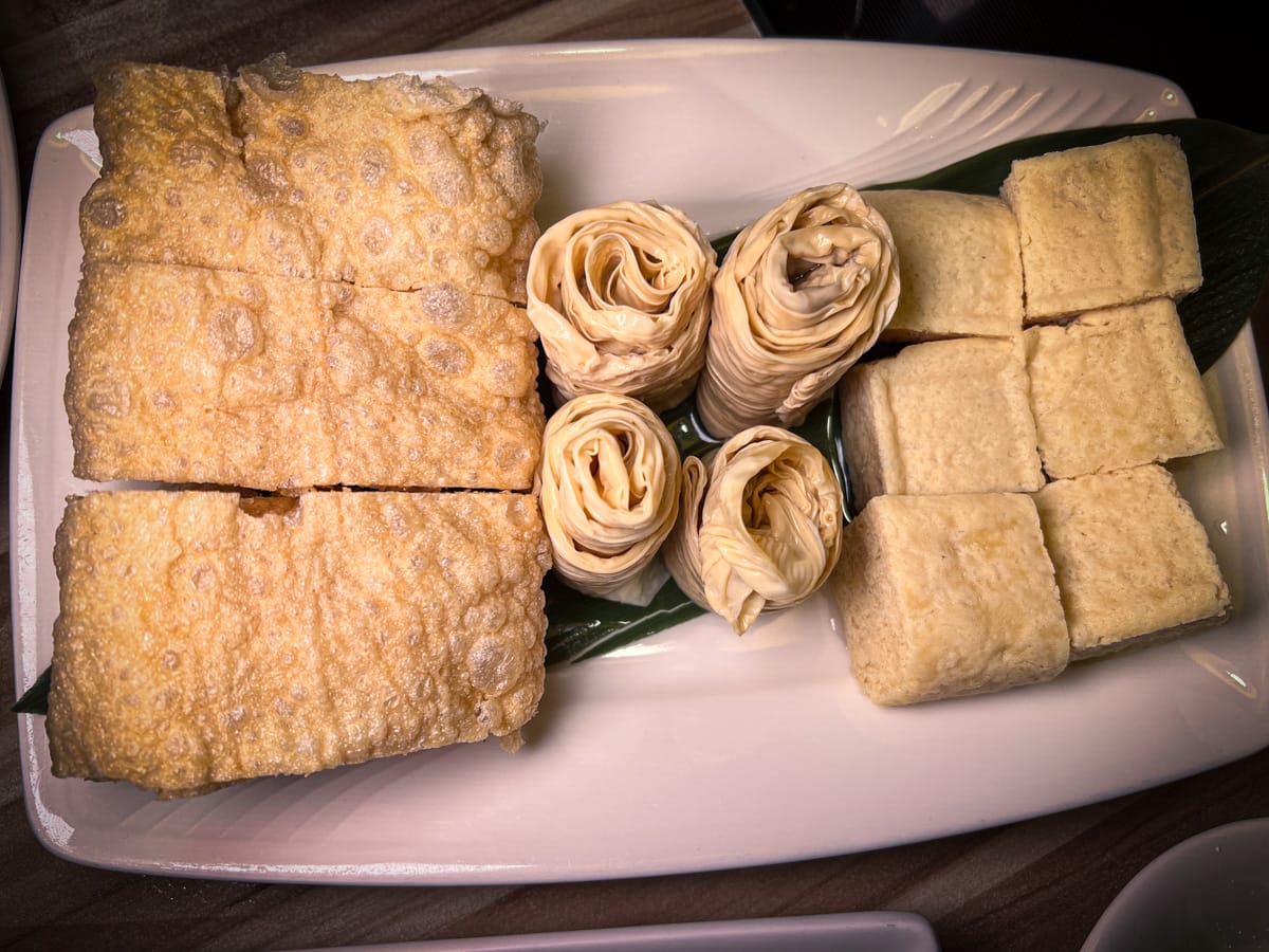 【汆食 作伙鍋】台北晴光市場火鍋推薦，嚴選最新鮮食材與特色湯底，提供獨立包廂的台北中山火鍋，民權西路站親子餐廳