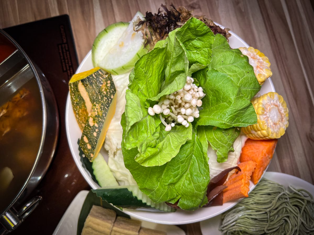 【汆食 作伙鍋】台北晴光市場火鍋推薦，嚴選最新鮮食材與特色湯底，提供獨立包廂的台北中山火鍋，民權西路站親子餐廳