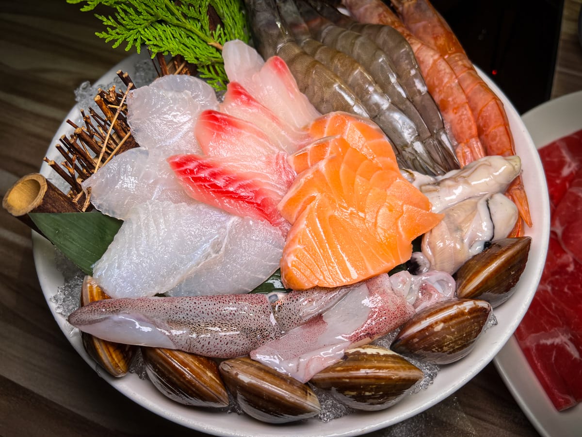 【汆食 作伙鍋】台北晴光市場火鍋推薦，嚴選最新鮮食材與特色湯底，提供獨立包廂的台北中山火鍋，民權西路站親子餐廳