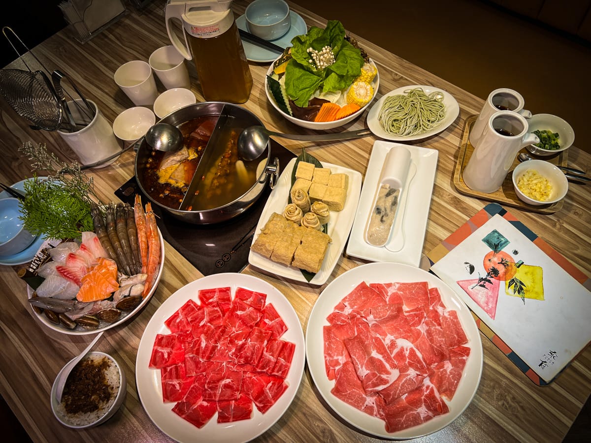 【汆食 作伙鍋】台北晴光市場火鍋推薦，嚴選最新鮮食材與特色湯底，提供獨立包廂的台北中山火鍋，民權西路站親子餐廳