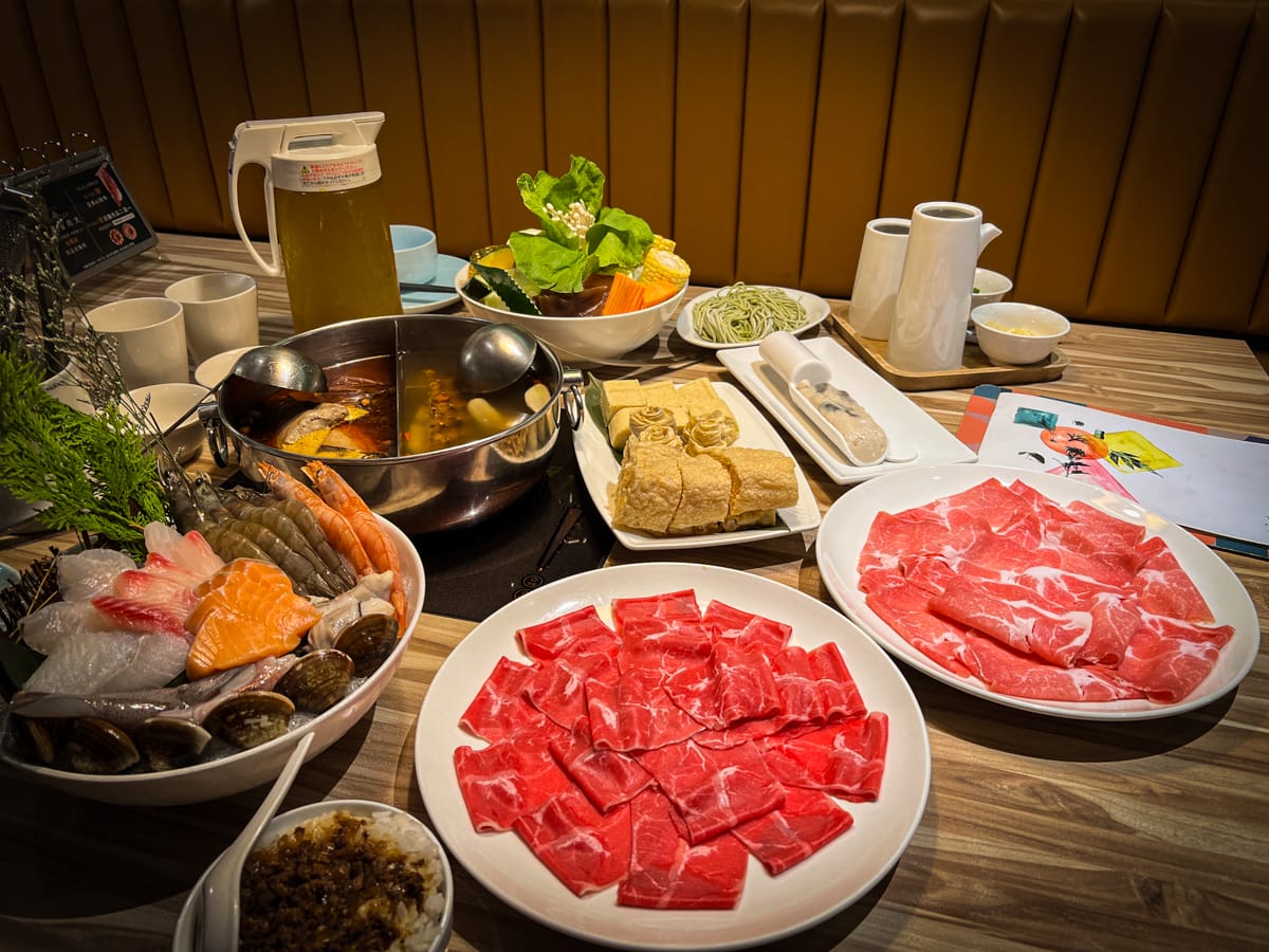 【汆食 作伙鍋】台北晴光市場火鍋推薦，嚴選最新鮮食材與特色湯底，提供獨立包廂的台北中山火鍋，民權西路站親子餐廳