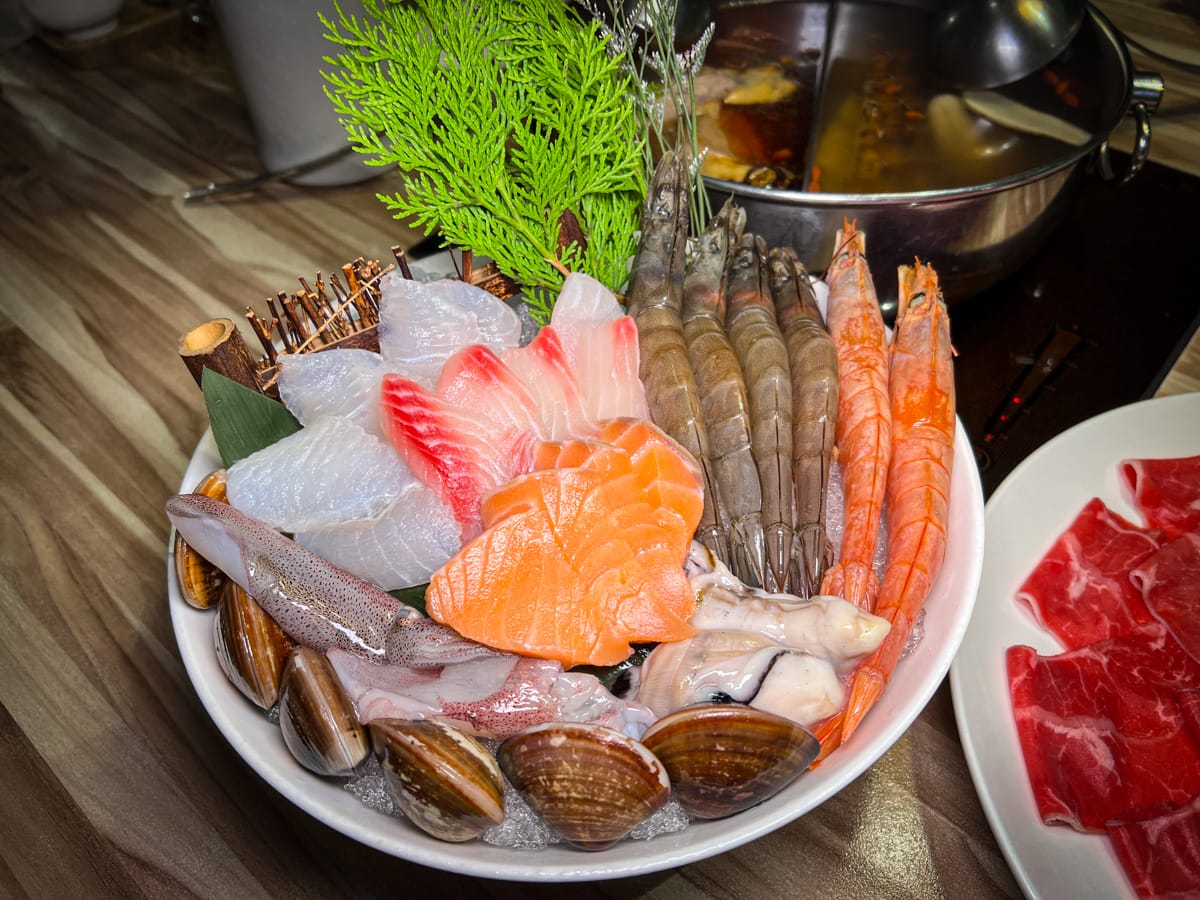【汆食 作伙鍋】台北晴光市場火鍋推薦，嚴選最新鮮食材與特色湯底，提供獨立包廂的台北中山火鍋，民權西路站親子餐廳