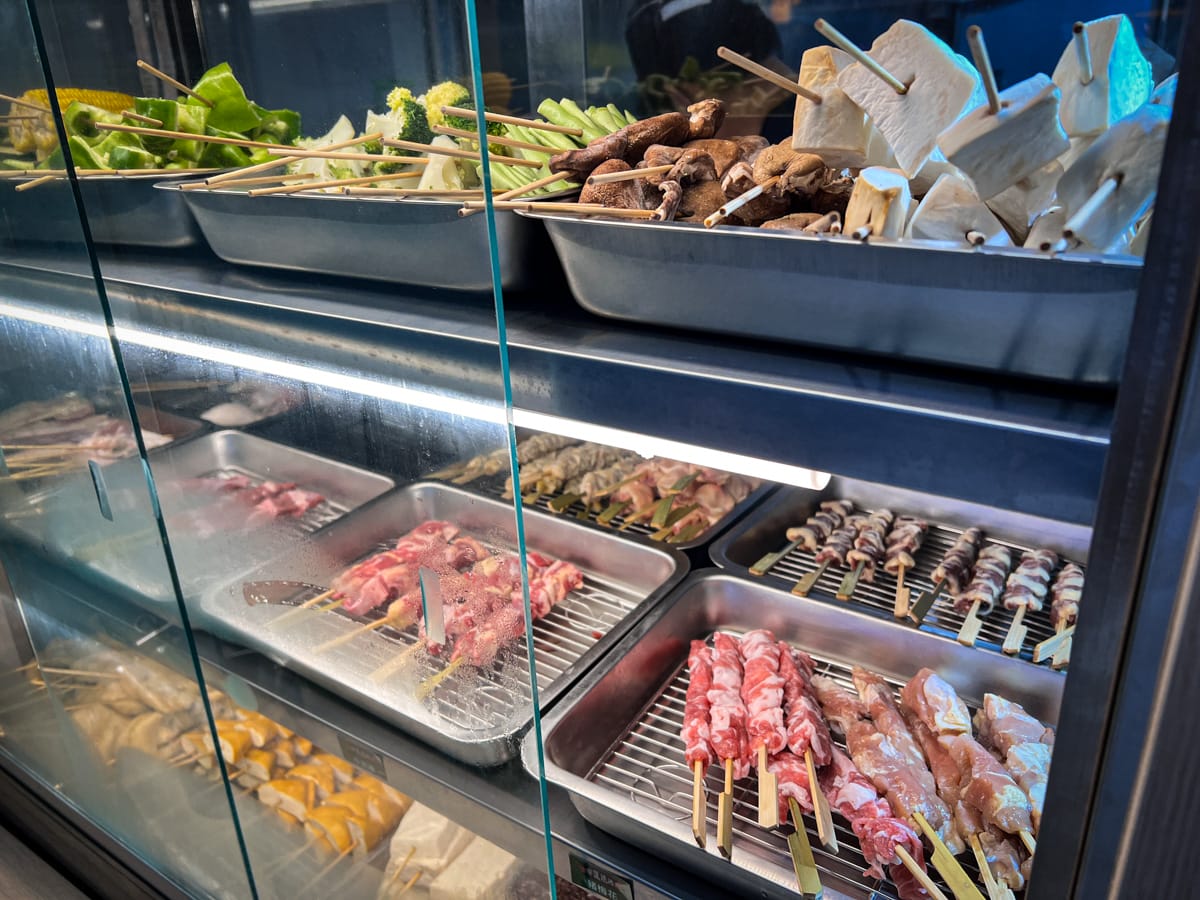 【宙匯燒烤】新竹車站前美食推薦,新竹最平價的居酒屋!獨家秘製醬汁一吃就圈粉,新竹宵夜小酌首選 - 第4張圖 【宙匯燒烤】新竹車站前美食推薦,新竹最平價的居酒屋!獨家秘製醬汁一吃就圈粉,新竹宵夜小酌首選