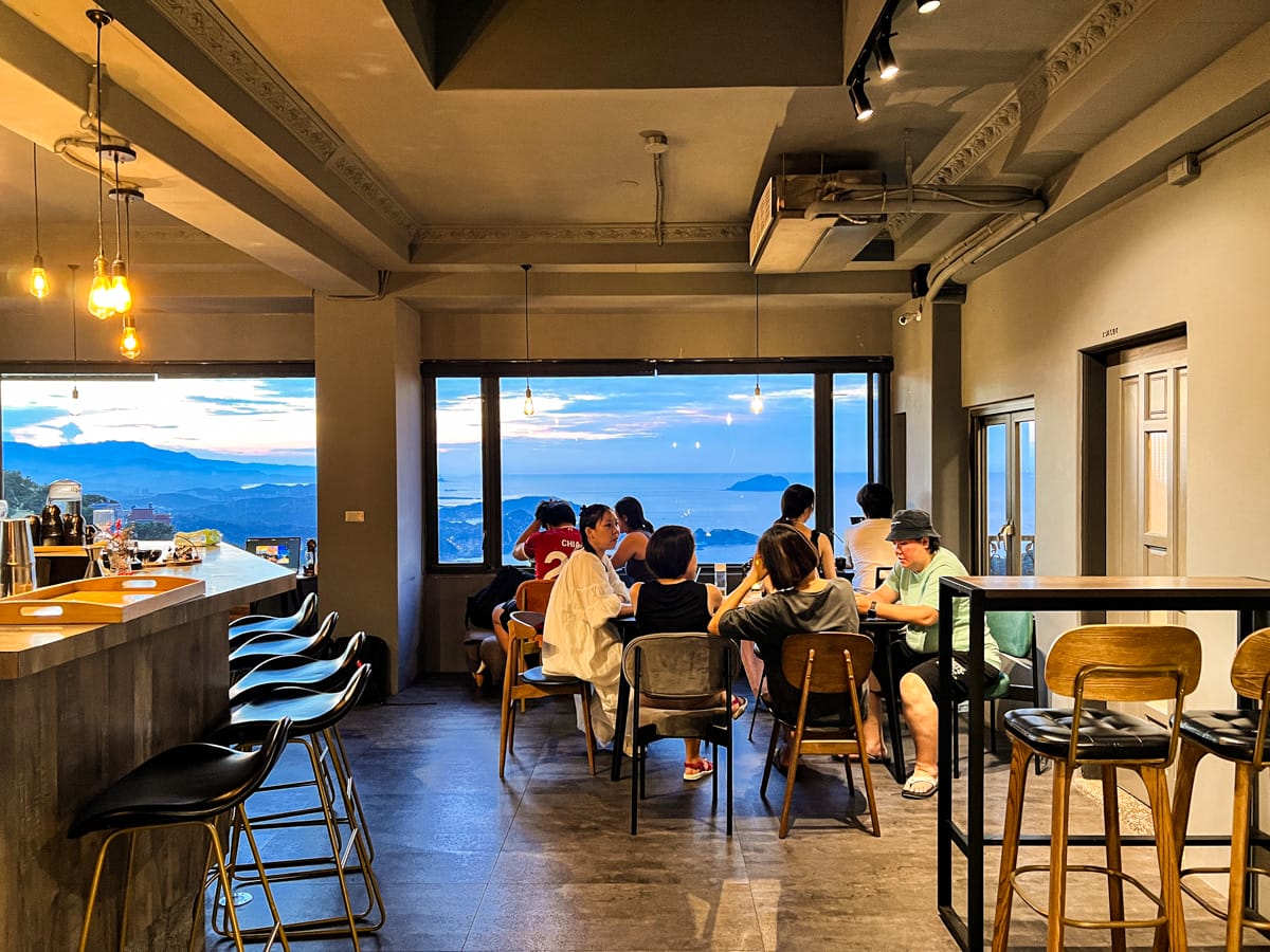 【逸茶酒室】九份景觀酒吧推薦,特色必點原創台灣茶調酒,從早開到晚的九份人氣聚會餐廳! - 第6張圖 【逸茶酒室】九份景觀酒吧推薦,特色必點原創台灣茶調酒,從早開到晚的九份人氣聚會餐廳!