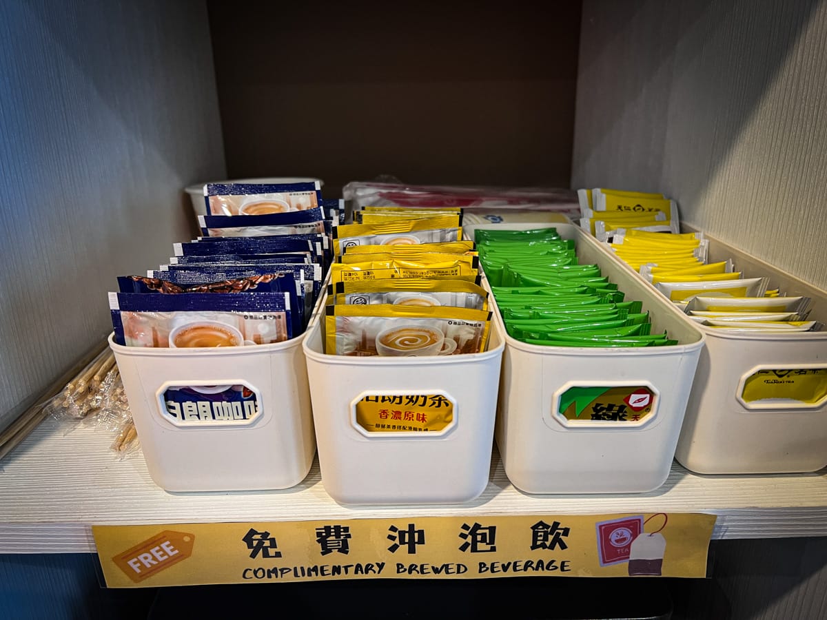 【九份山宿】九份膠囊民宿推薦，背包客最愛的質感設計膠囊房間，24小時開放的交誼廳，乾淨共用衛浴與多元設備服務