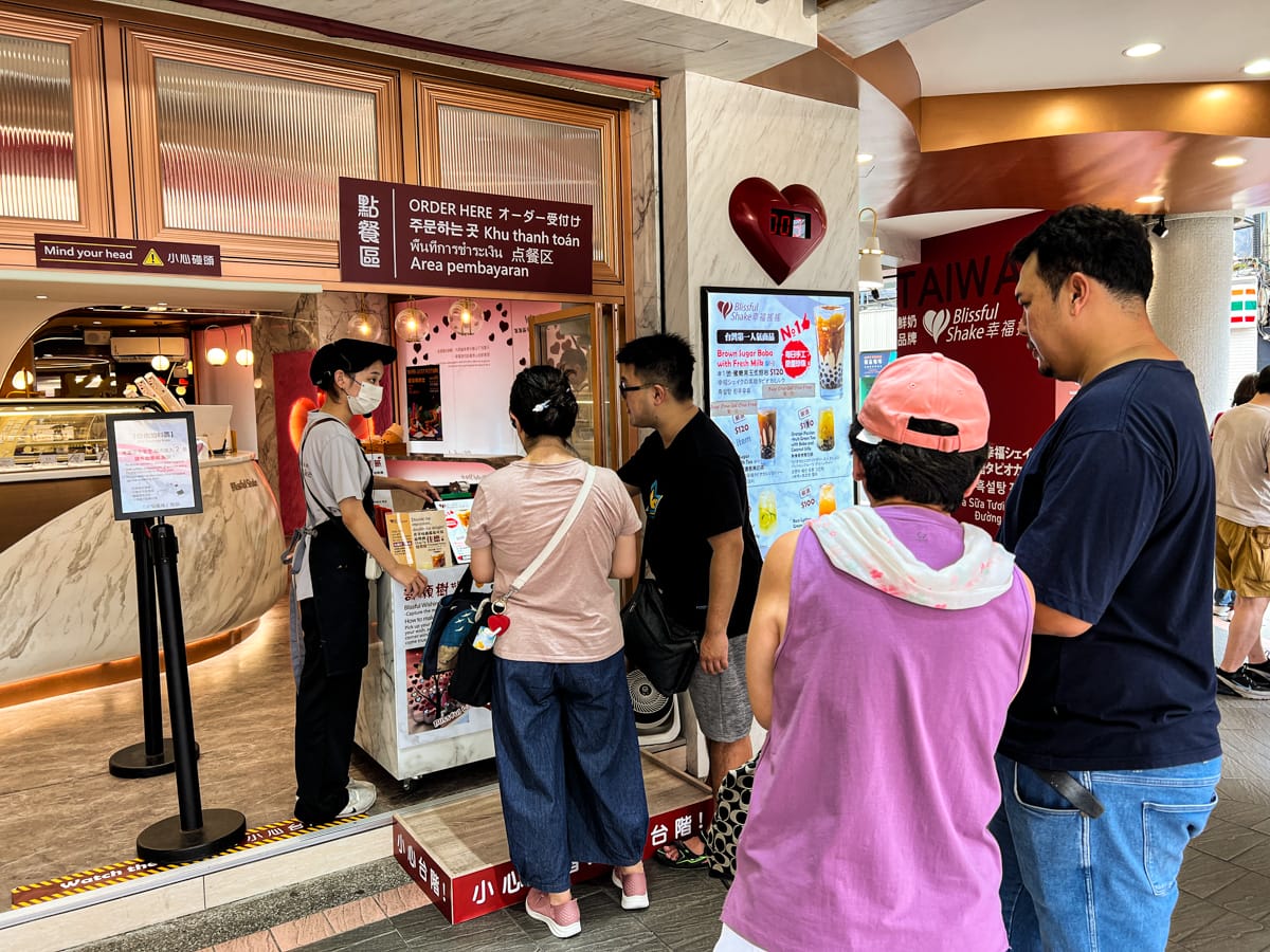 【幸福搖搖】西門町必喝的人氣珍珠奶茶!全台首創飲料自助加料!台灣旅遊首選排隊珍珠奶茶網紅名店 - 第5張圖 【幸福搖搖】西門町必喝的人氣珍珠奶茶!全台首創飲料自助加料!台灣旅遊首選排隊珍珠奶茶網紅名店
