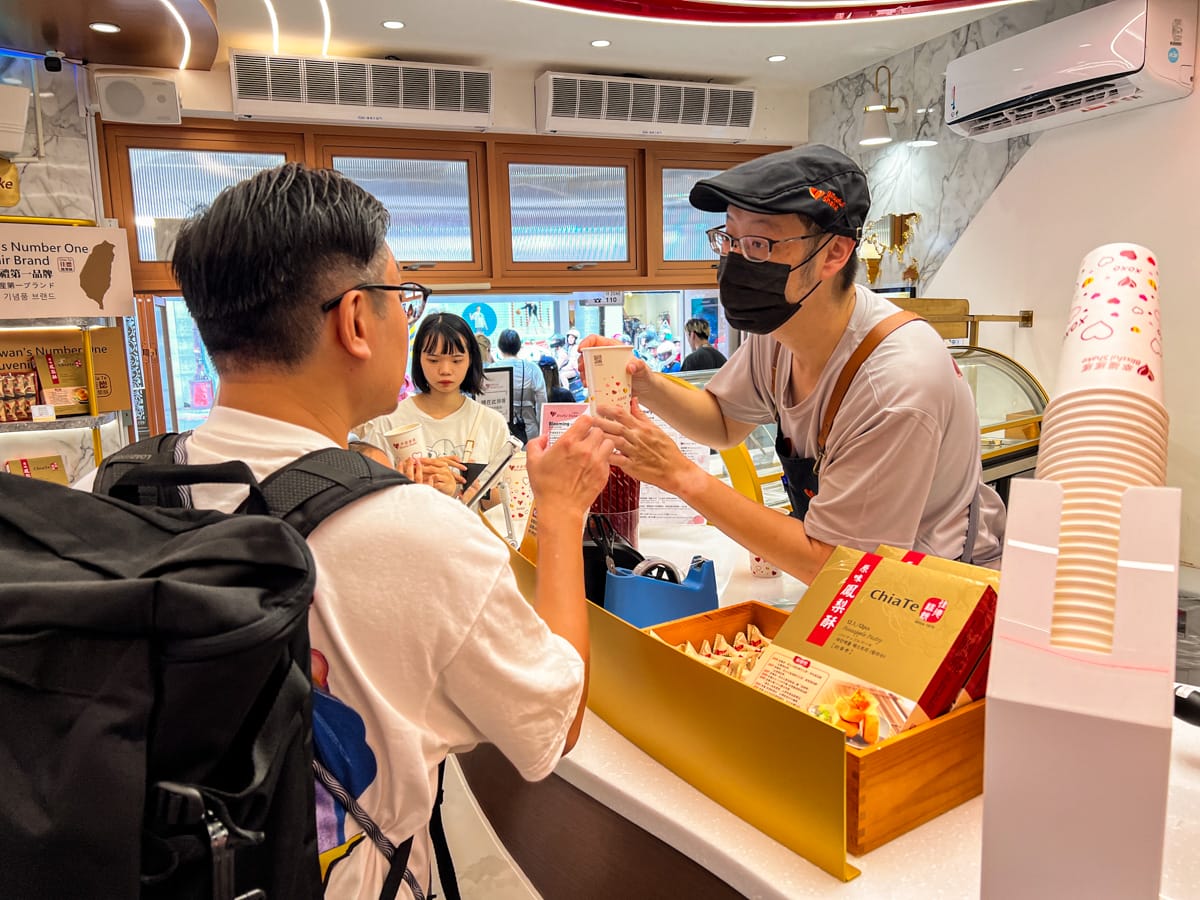 【幸福搖搖】西門町必喝的人氣珍珠奶茶!全台首創飲料自助加料!台灣旅遊首選排隊珍珠奶茶網紅名店 - 第13張圖 【幸福搖搖】西門町必喝的人氣珍珠奶茶!全台首創飲料自助加料!台灣旅遊首選排隊珍珠奶茶網紅名店
