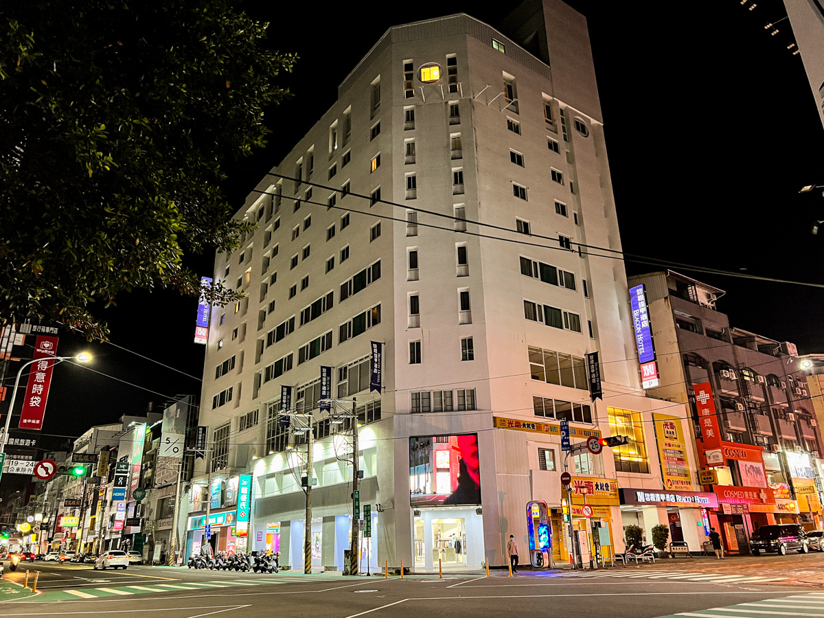 【碧根逢甲酒店】台中逢甲質感飯店住宿推薦,附中西自助式早餐Buffet,多種房型的唯美白派風格建築設計! - 第2張圖 【碧根逢甲酒店】台中逢甲質感飯店住宿推薦,附中西自助式早餐Buffet,多種房型的唯美白派風格建築設計!