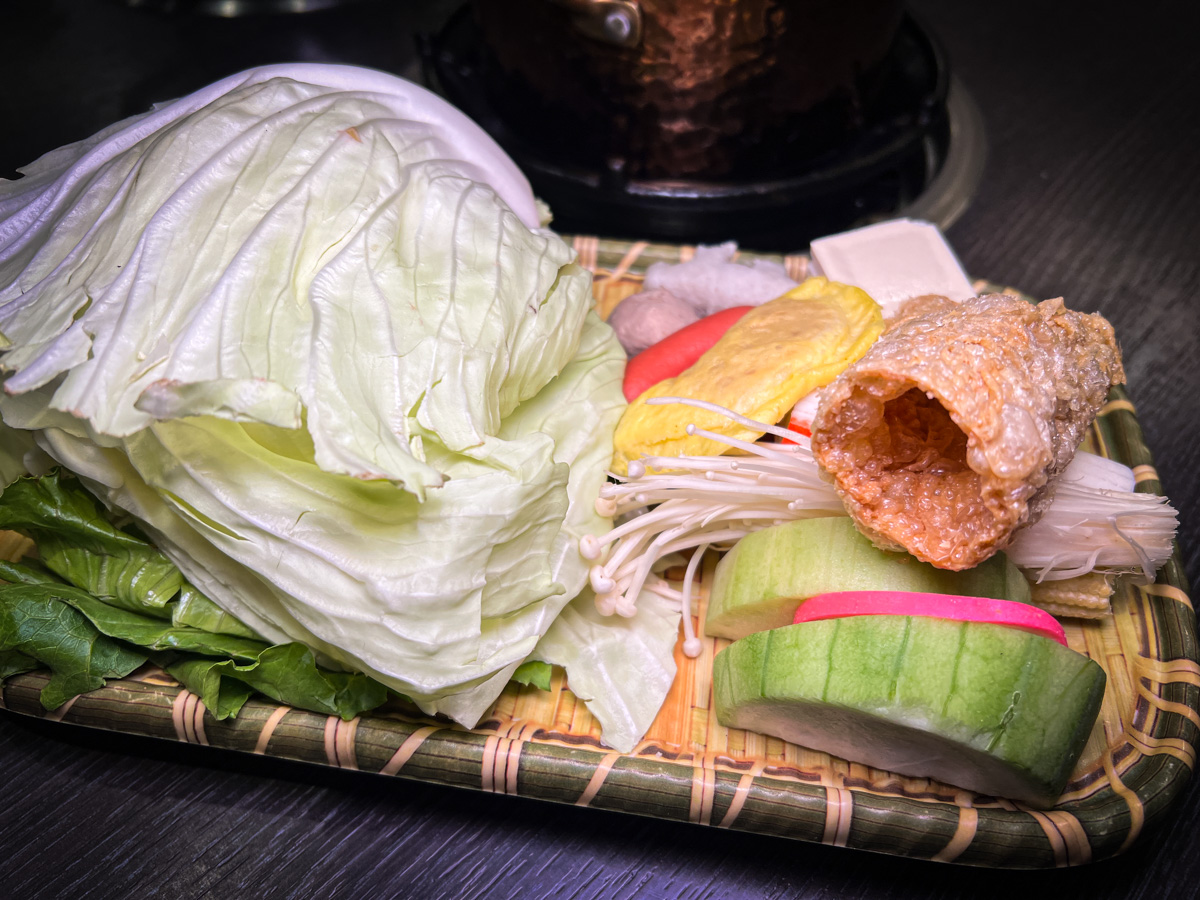 【富富鍋物】新莊平價火鍋推薦，大啖雙人套餐30oz肉盤！特色必點熊起士牛奶鍋，嚴選食材真材實料!