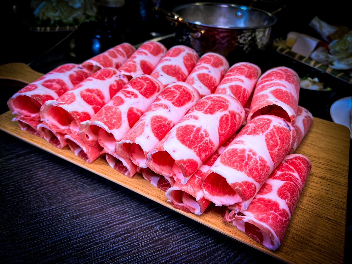 【富富鍋物】新莊平價火鍋推薦，大啖雙人套餐30oz肉盤！特色必點熊起士牛奶鍋，嚴選食材真材實料!