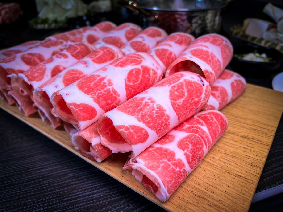 【富富鍋物】新莊平價火鍋推薦，大啖雙人套餐30oz肉盤！特色必點熊起士牛奶鍋，嚴選食材真材實料!