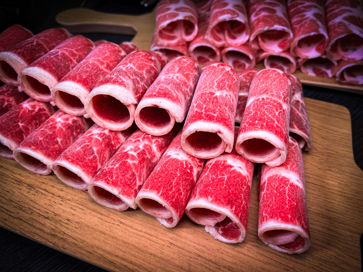 【富富鍋物】新莊平價火鍋推薦，大啖雙人套餐30oz肉盤！特色必點熊起士牛奶鍋，嚴選食材真材實料!