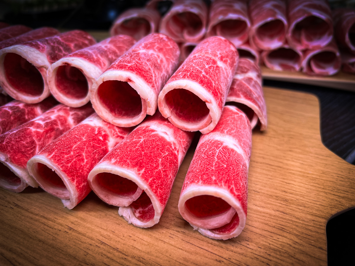 【富富鍋物】新莊平價火鍋推薦，大啖雙人套餐30oz肉盤！特色必點熊起士牛奶鍋，嚴選食材真材實料!