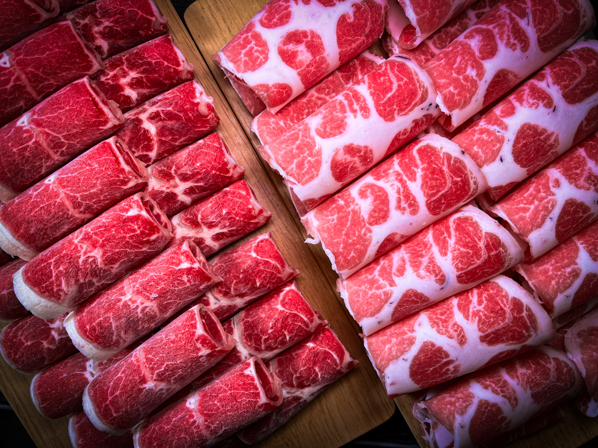 【富富鍋物】新莊平價火鍋推薦，大啖雙人套餐30oz肉盤！特色必點熊起士牛奶鍋，嚴選食材真材實料!