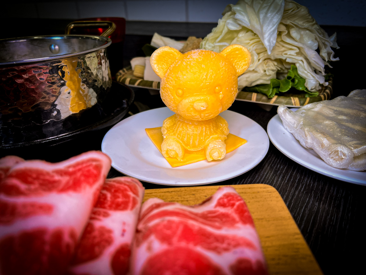 【富富鍋物】新莊平價火鍋推薦，大啖雙人套餐30oz肉盤！特色必點熊起士牛奶鍋，嚴選食材真材實料!