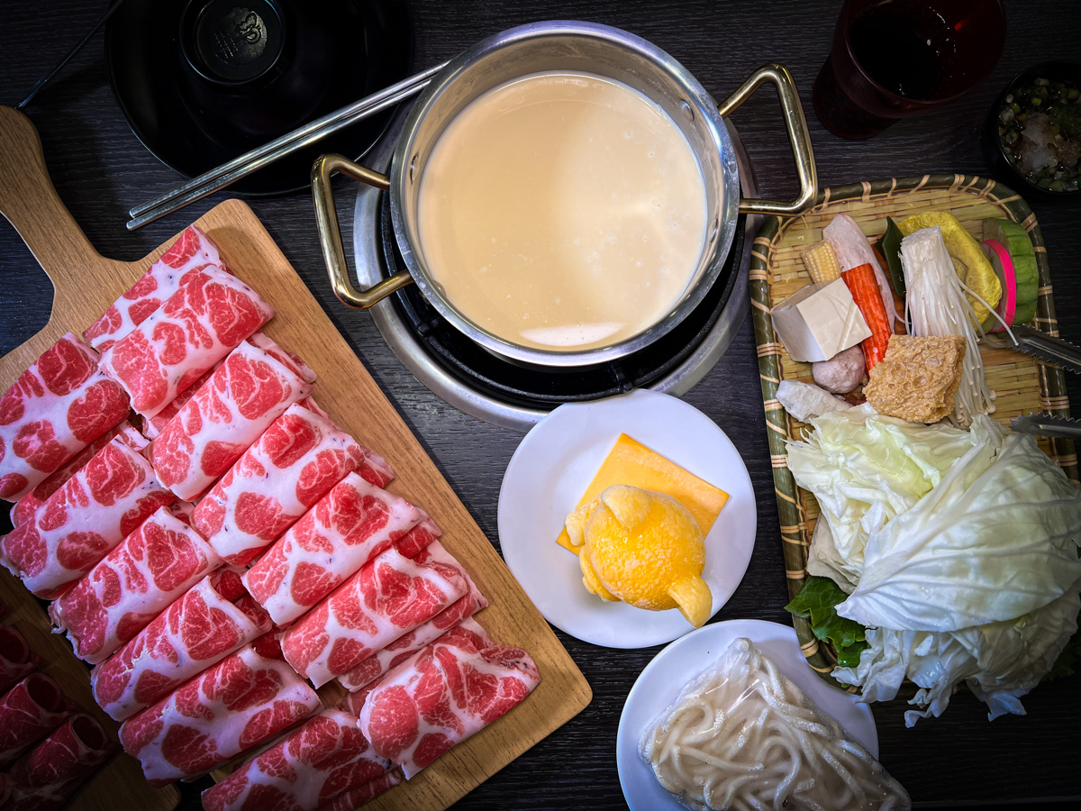 【富富鍋物】新莊平價火鍋推薦，大啖雙人套餐30oz肉盤！特色必點熊起士牛奶鍋，嚴選食材真材實料!