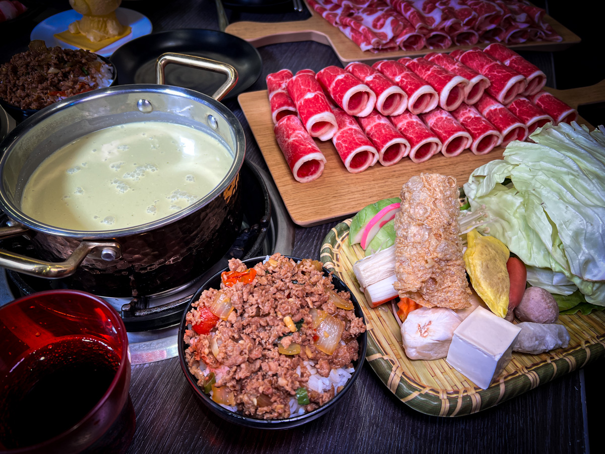 【富富鍋物】新莊平價火鍋推薦，大啖雙人套餐30oz肉盤！特色必點熊起士牛奶鍋，嚴選食材真材實料!
