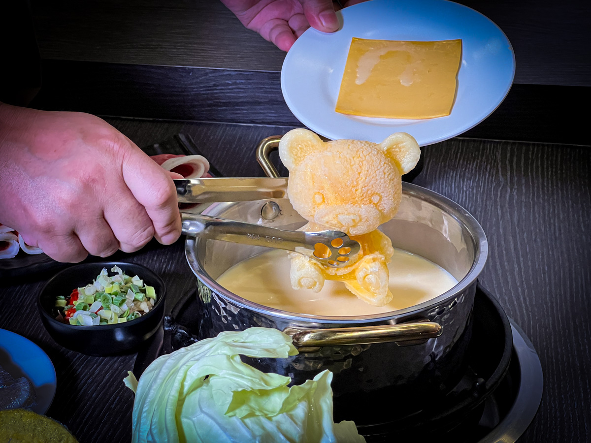 【富富鍋物】新莊平價火鍋推薦，大啖雙人套餐30oz肉盤！特色必點熊起士牛奶鍋，嚴選食材真材實料!
