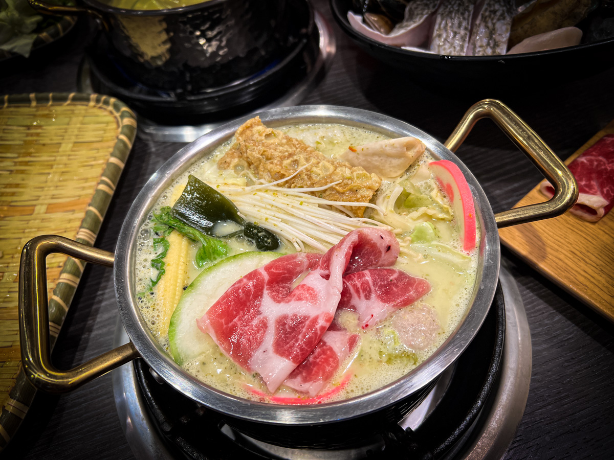 【富富鍋物】新莊平價火鍋推薦，大啖雙人套餐30oz肉盤！特色必點熊起士牛奶鍋，嚴選食材真材實料!