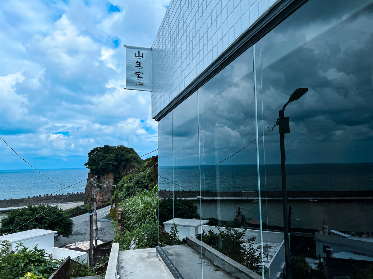 【山生宅咖啡】水湳洞最美景觀咖啡廳推薦,坐擁陰陽海千萬級夢幻美景,手作甜點與特色料理 - 第5張圖 【山生宅咖啡】水湳洞最美景觀咖啡廳推薦,坐擁陰陽海千萬級夢幻美景,手作甜點與特色料理