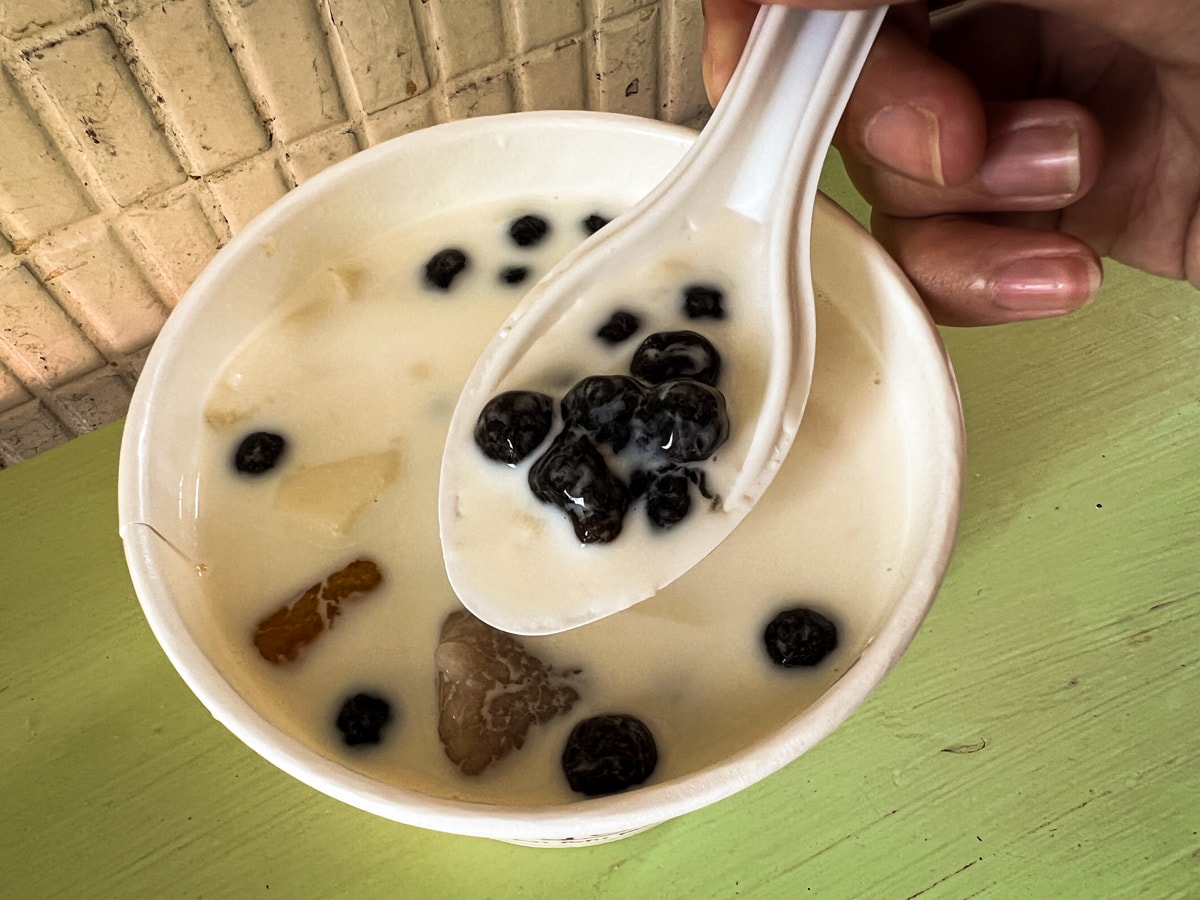 【本願豆花店】台北西門必吃甜點推薦，人氣豆花59元起搭配2種配料，多款甜湯與糖水冰耐人尋味