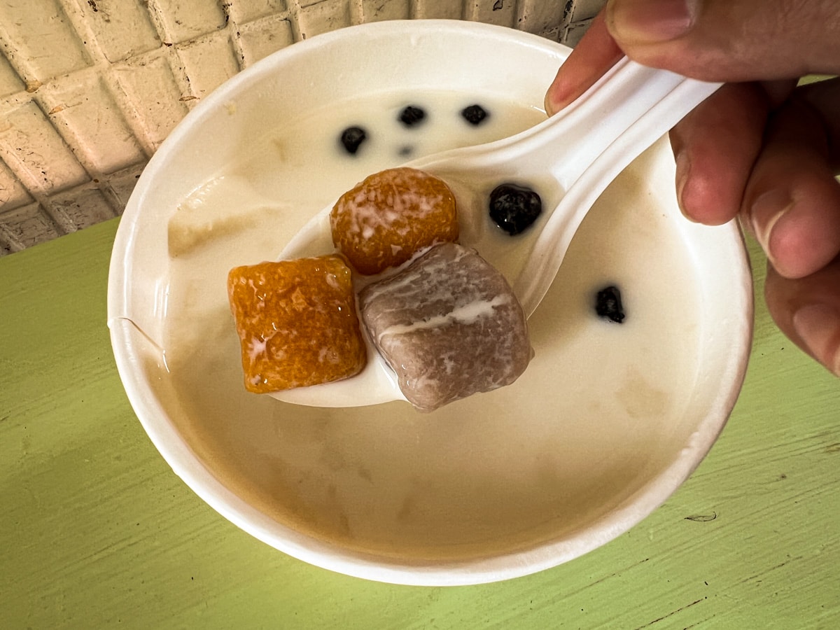 【本願豆花店】台北西門必吃甜點推薦，人氣豆花59元起搭配2種配料，多款甜湯與糖水冰耐人尋味