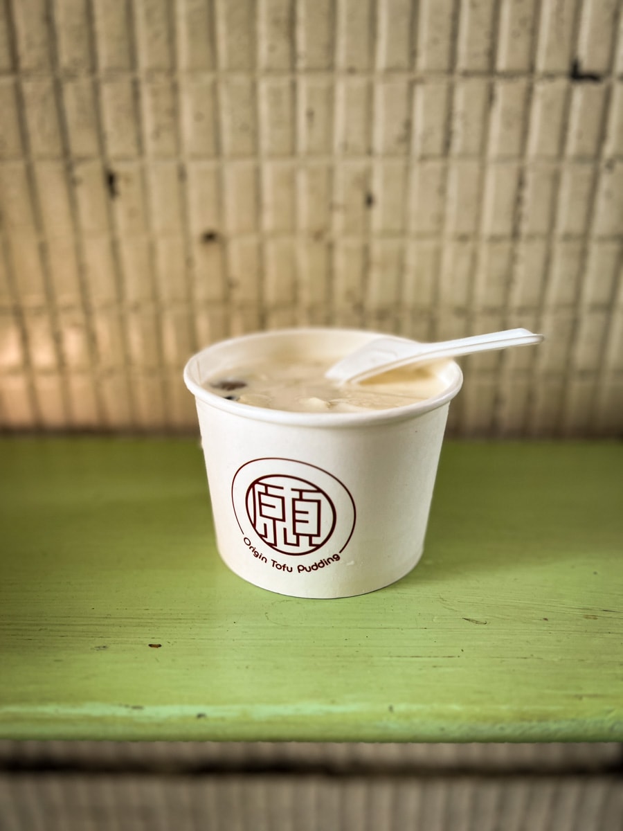 【本願豆花店】台北西門必吃甜點推薦，人氣豆花59元起搭配2種配料，多款甜湯與糖水冰耐人尋味