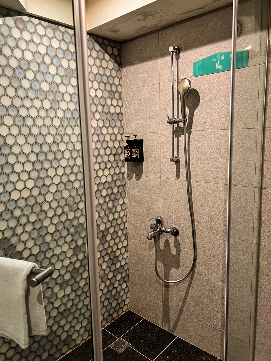 【路徒行旅-台南成大館】台南北區平價住宿推薦，木質調傳達府城復古風情，提供大廳與交誼廳寬敞休憩空間