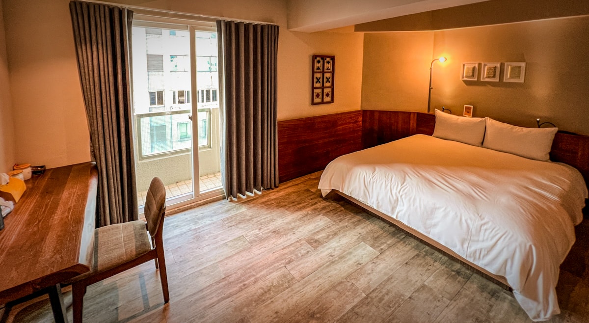 【路徒行旅-台南成大館】台南北區平價住宿推薦，木質調傳達府城復古風情，提供大廳與交誼廳寬敞休憩空間