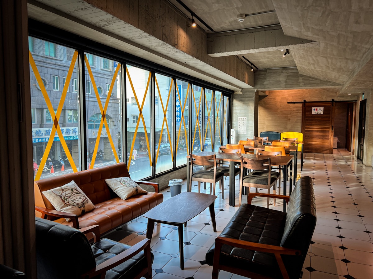 【路徒行旅-台南成大館】台南北區平價住宿推薦，木質調傳達府城復古風情，提供大廳與交誼廳寬敞休憩空間