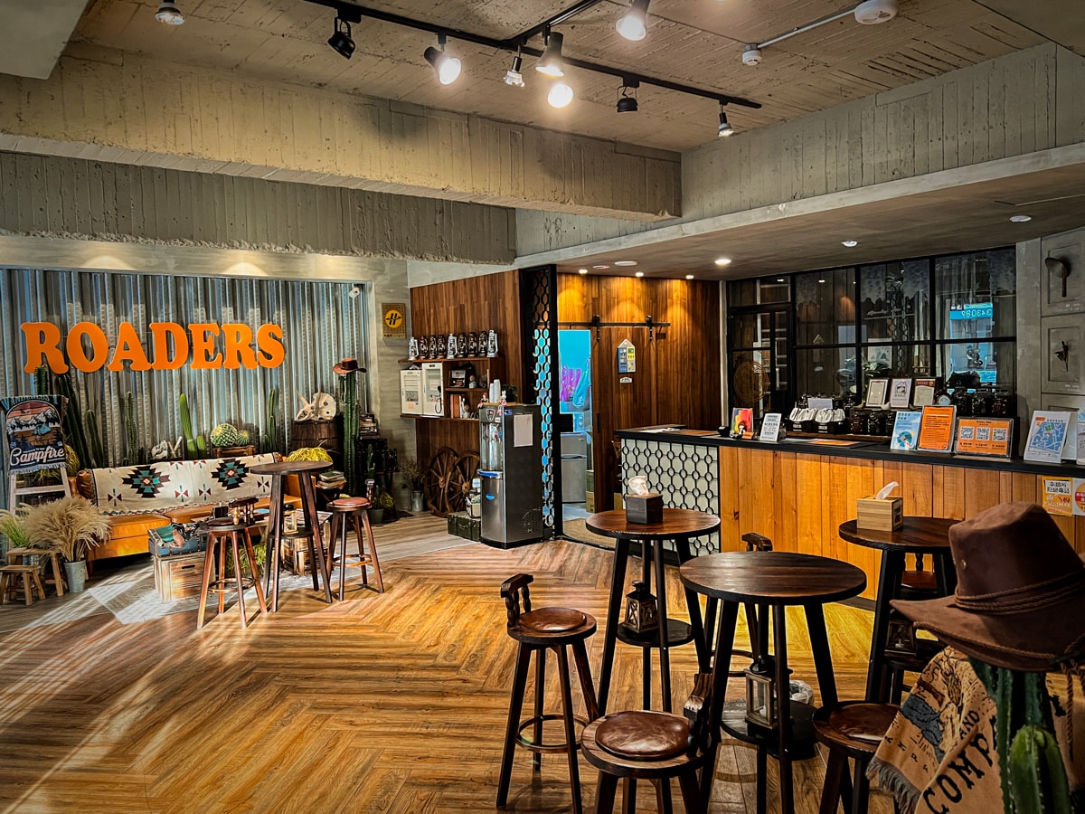 【路徒行旅-台南成大館】台南北區平價住宿推薦，木質調傳達府城復古風情，提供大廳與交誼廳寬敞休憩空間