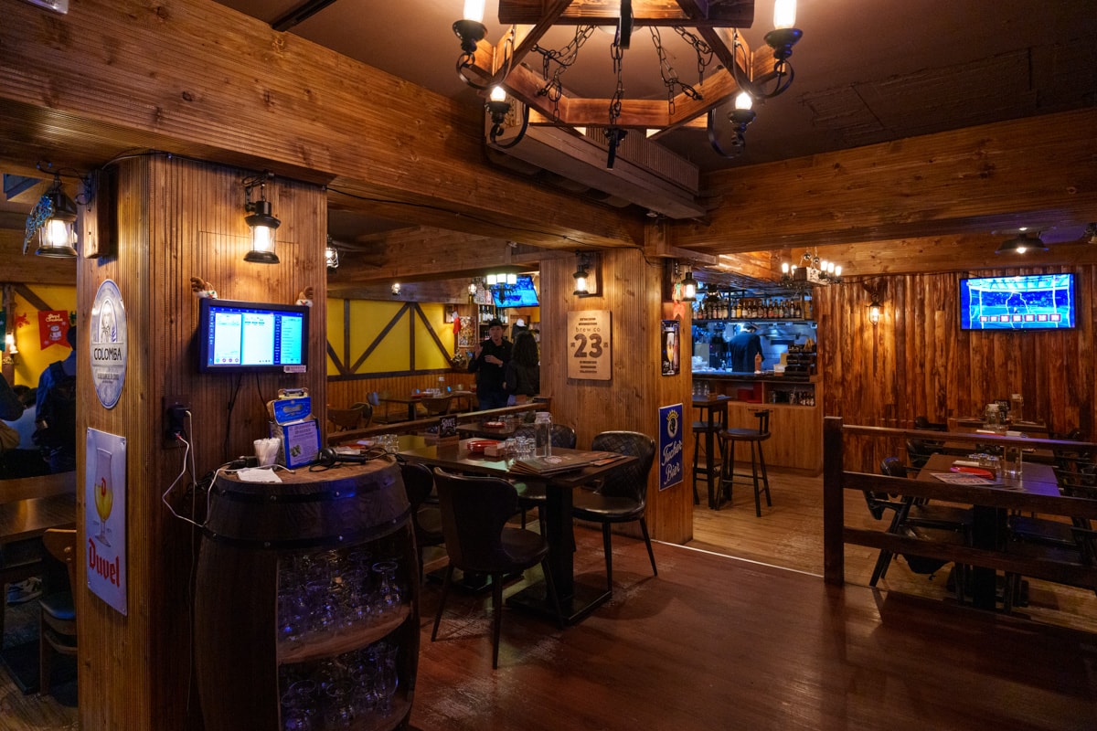 【ABV 美式餐酒館】台北東區特色餐廳推薦，美國海鮮期間限定料理！大啖東北海陸大拼盤、蟹肉及龍蝦肉漢堡