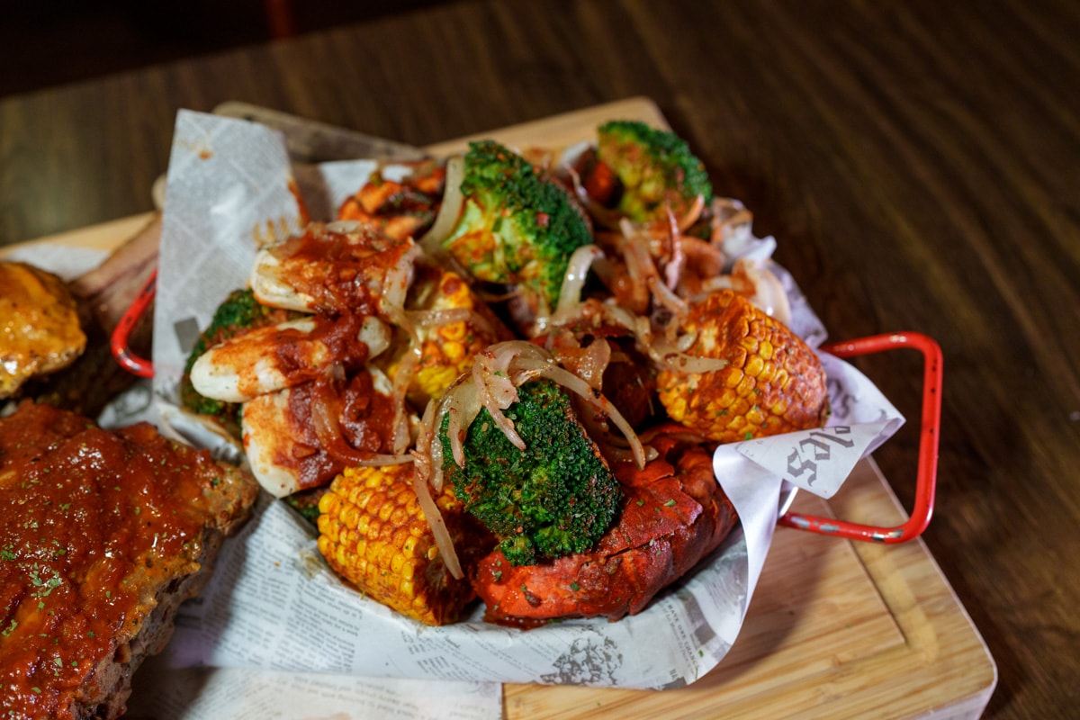 【ABV 美式餐酒館】台北東區特色餐廳推薦，美國海鮮期間限定料理！大啖東北海陸大拼盤、蟹肉及龍蝦肉漢堡