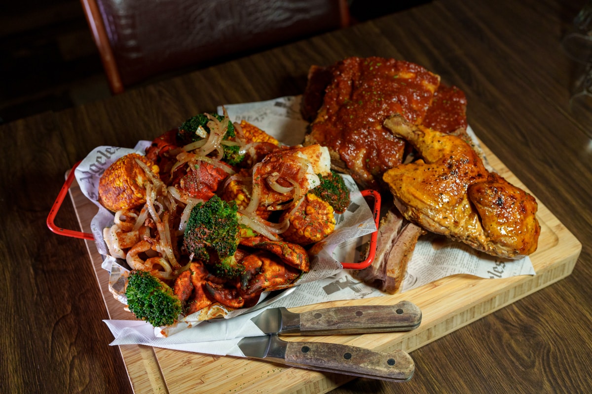【ABV 美式餐酒館】台北東區特色餐廳推薦，美國海鮮期間限定料理！大啖東北海陸大拼盤、蟹肉及龍蝦肉漢堡