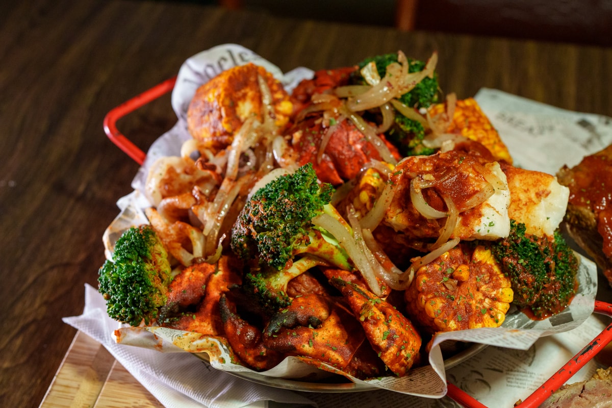 【ABV 美式餐酒館】台北東區特色餐廳推薦，美國海鮮期間限定料理！大啖東北海陸大拼盤、蟹肉及龍蝦肉漢堡