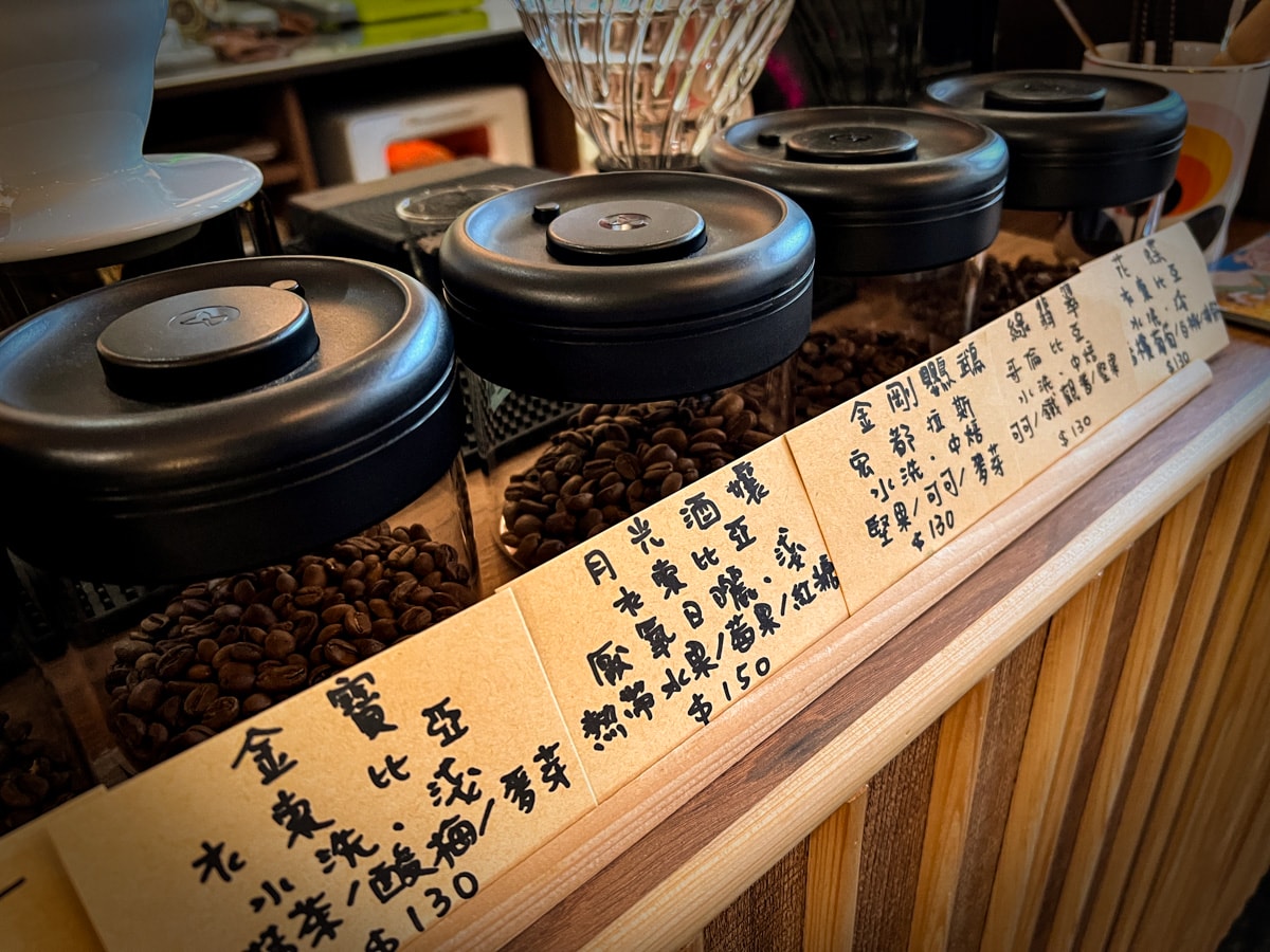 【睦美咖啡】台南東區咖啡廳推薦，多款手沖咖啡與手作甜點輕食，50年復古老宅注入新生命力！