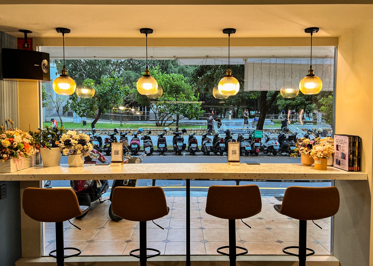 【我在 Cogito Cafe】台南美術館二館附近美食推薦，多樣早午餐與異國特色料理，從早吃到晚的質感主題餐廳