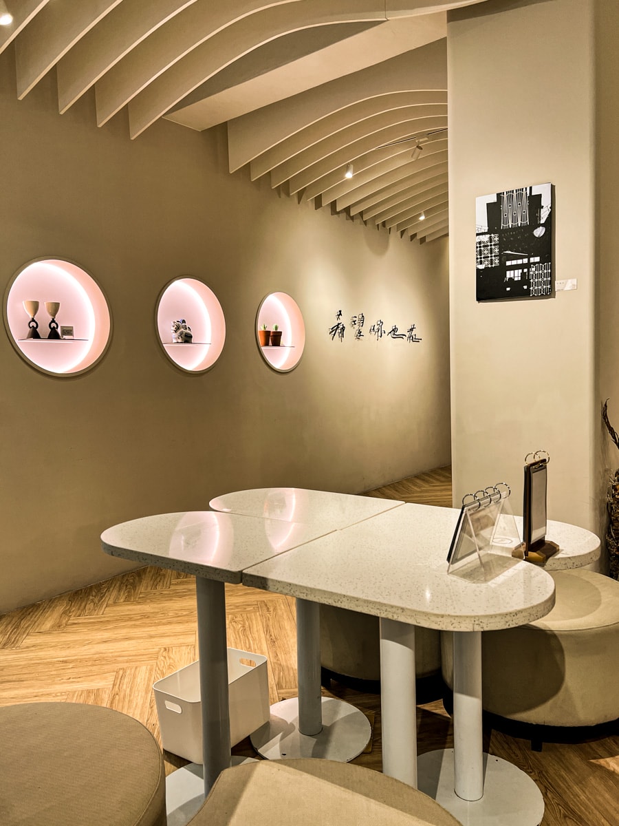 【我在 Cogito Cafe】台南美術館二館附近美食推薦，多樣早午餐與異國特色料理，從早吃到晚的質感主題餐廳