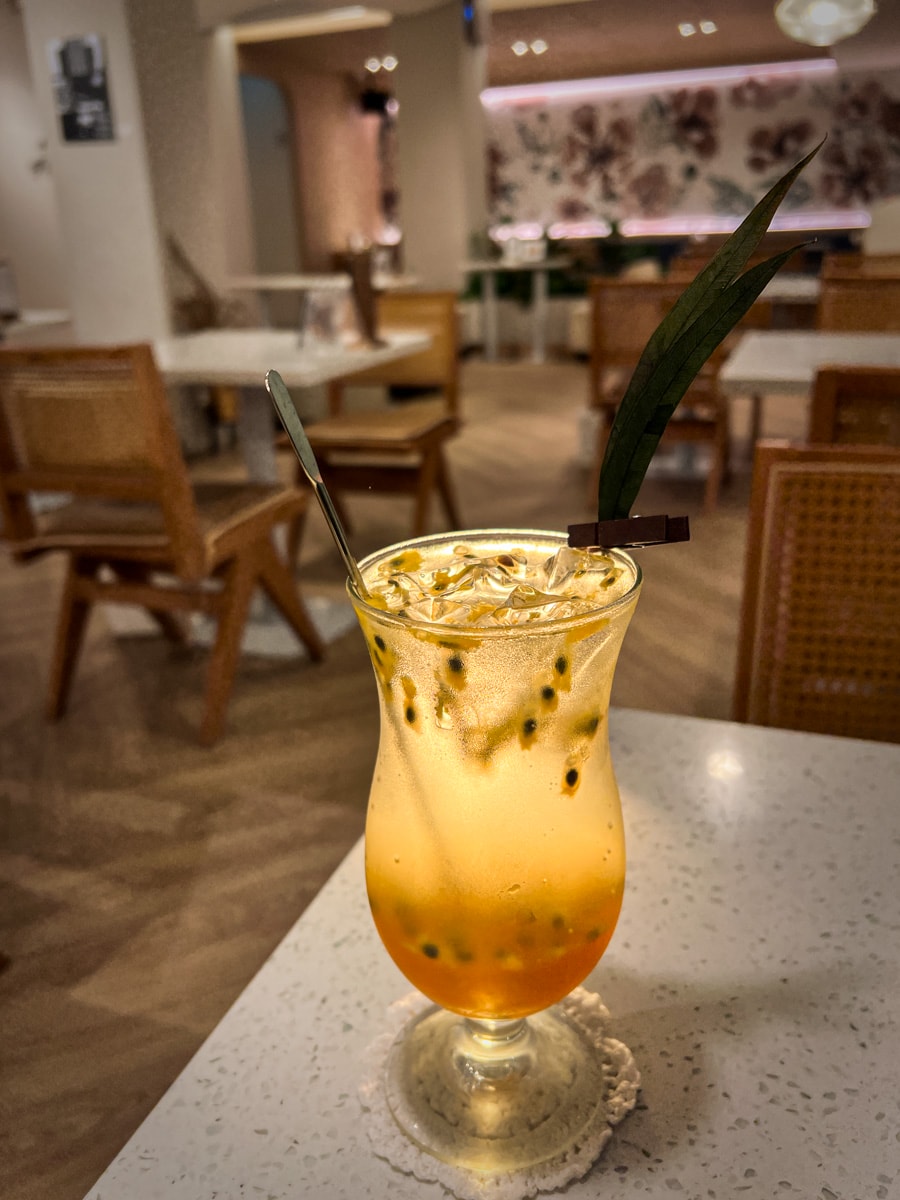 【我在 Cogito Cafe】台南美術館二館附近美食推薦，多樣早午餐與異國特色料理，從早吃到晚的質感主題餐廳