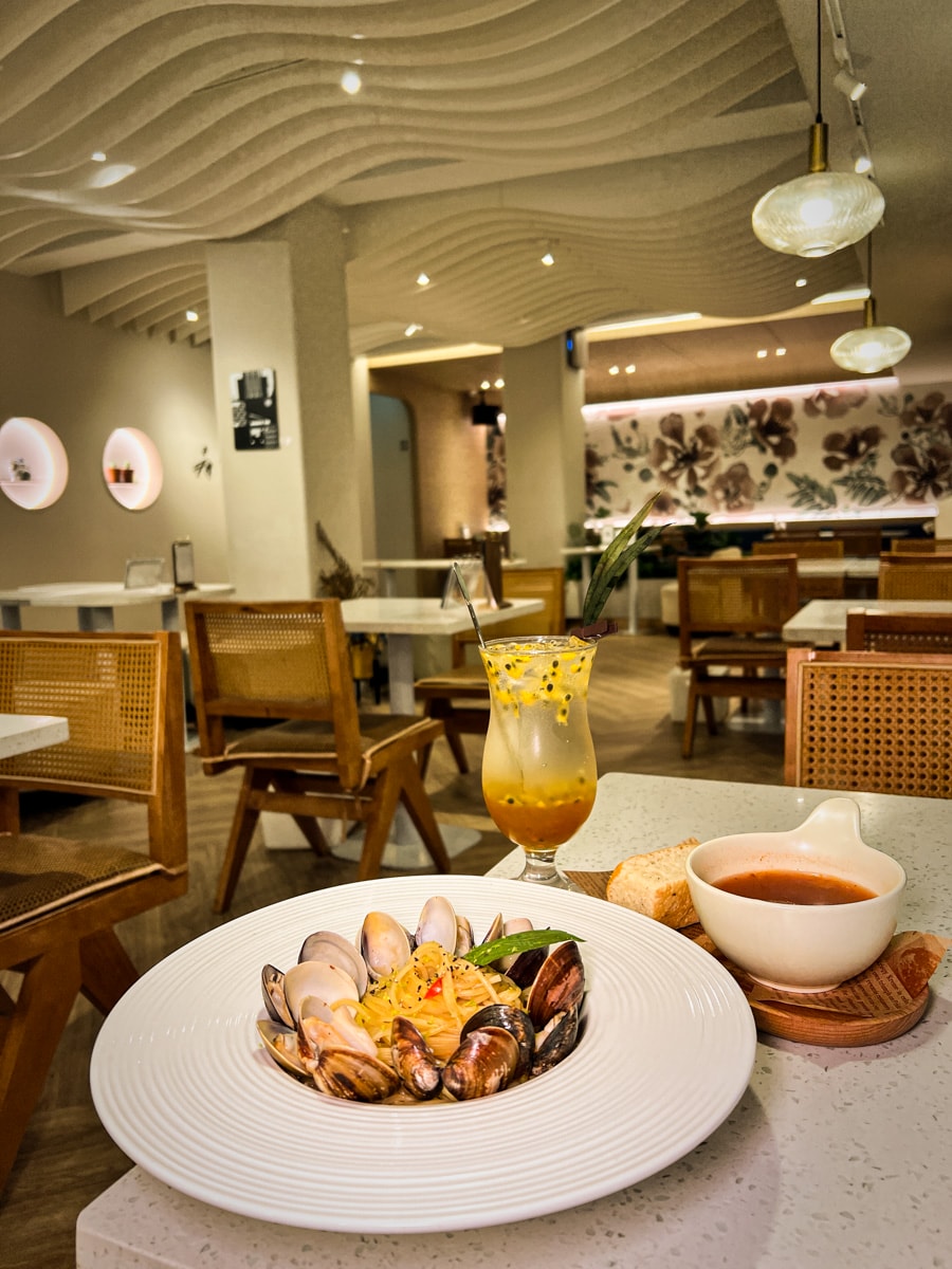 【我在 Cogito Cafe】台南美術館二館附近美食推薦，多樣早午餐與異國特色料理，從早吃到晚的質感主題餐廳