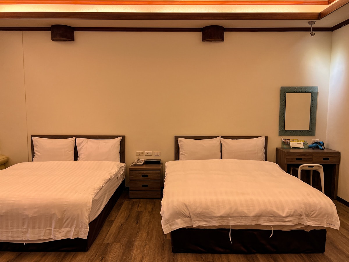 【會來尖石溫泉渡假村】新竹內灣泡湯住宿推薦，大眾池不限時400元起，雙人湯屋只要990元，超高CP值、絕美山林溫泉秘境！