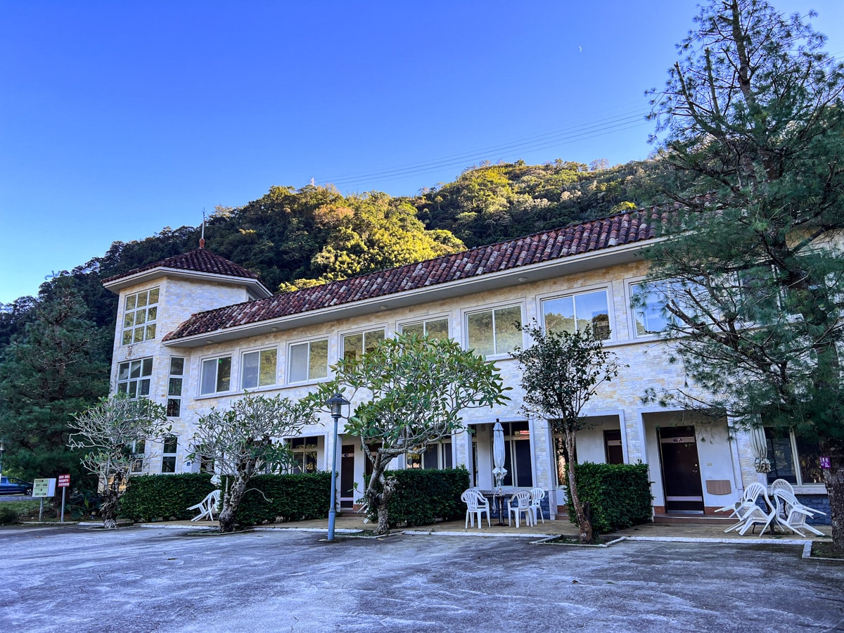【會來尖石溫泉渡假村】新竹內灣泡湯住宿推薦，大眾池不限時400元起，雙人湯屋只要990元，超高CP值、絕美山林溫泉秘境！