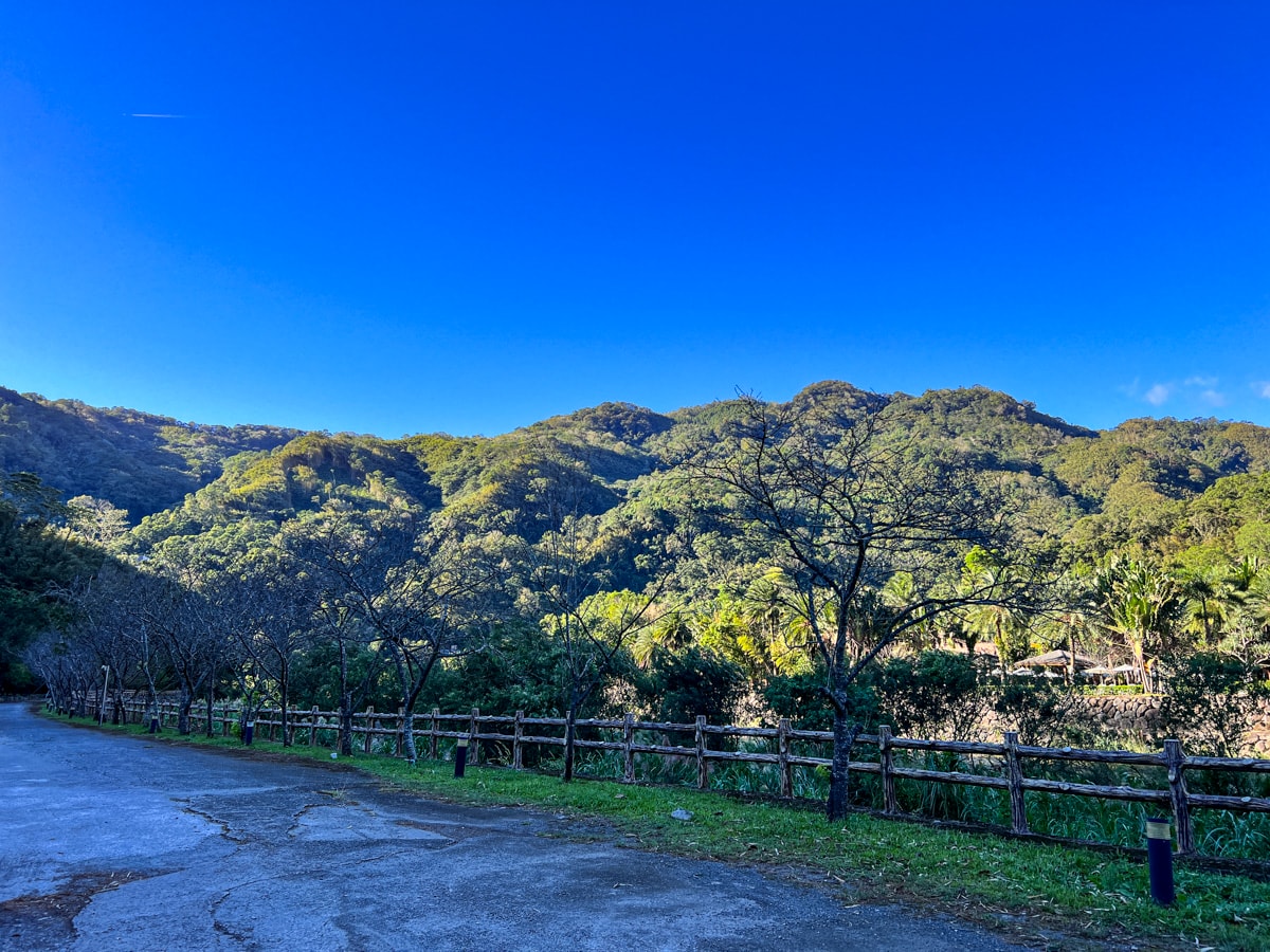 【會來尖石溫泉渡假村】新竹內灣泡湯住宿推薦，大眾池不限時400元起，雙人湯屋只要990元，超高CP值、絕美山林溫泉秘境！