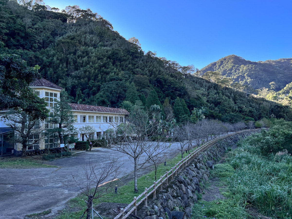 【會來尖石溫泉渡假村】新竹內灣泡湯住宿推薦，大眾池不限時400元起，雙人湯屋只要990元，超高CP值、絕美山林溫泉秘境！