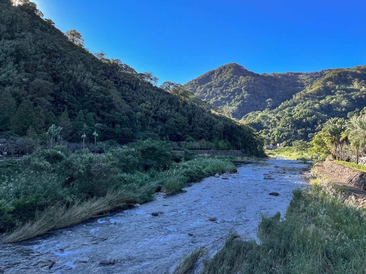 【會來尖石溫泉渡假村】新竹內灣泡湯住宿推薦，大眾池不限時400元起，雙人湯屋只要990元，超高CP值、絕美山林溫泉秘境！