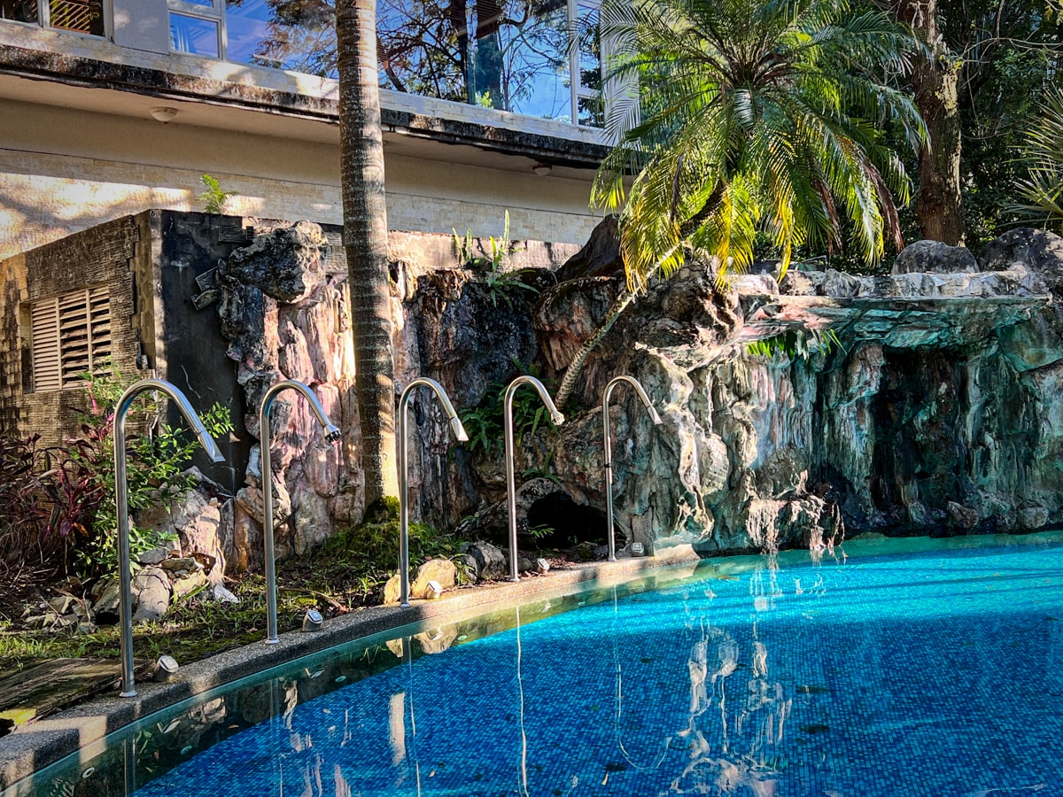 【會來尖石溫泉渡假村】新竹內灣泡湯住宿推薦，大眾池不限時400元起，雙人湯屋只要990元，超高CP值、絕美山林溫泉秘境！