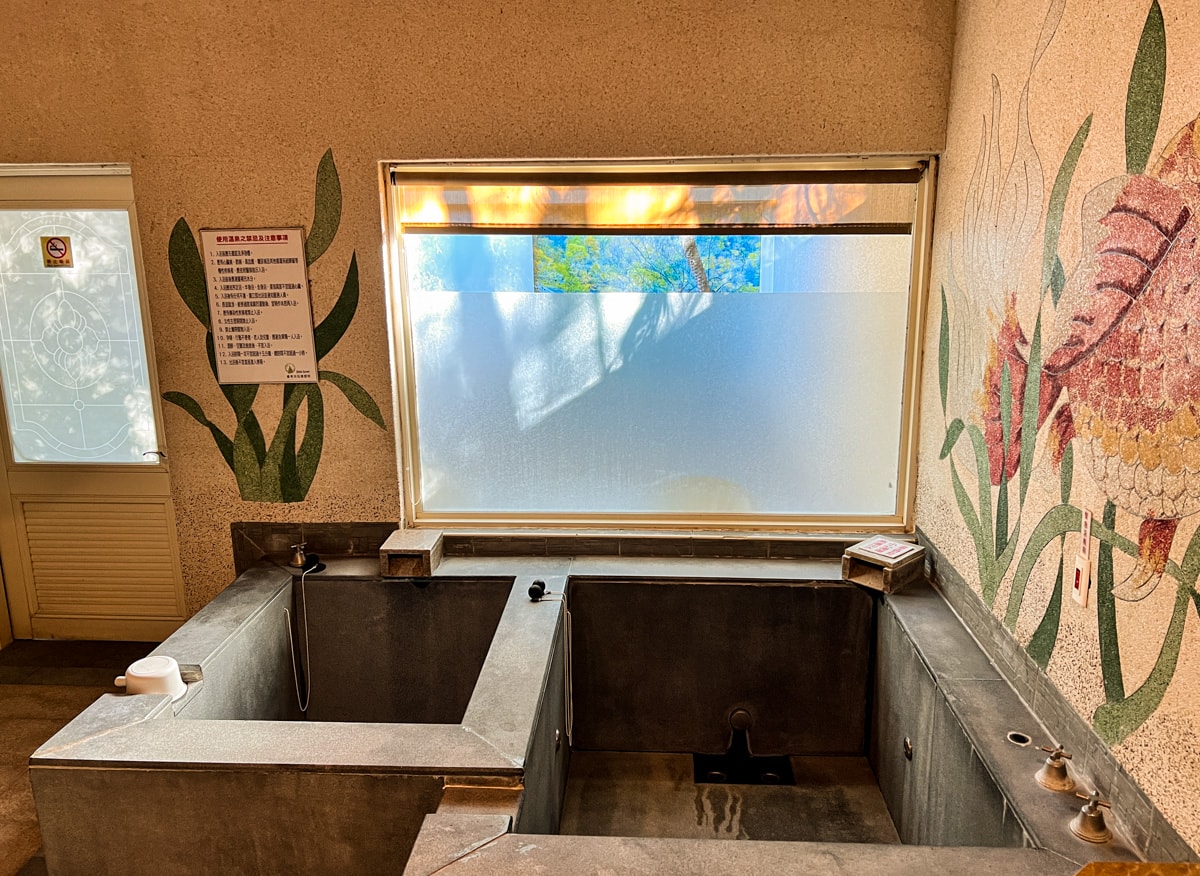 【會來尖石溫泉渡假村】新竹內灣泡湯住宿推薦，大眾池不限時400元起，雙人湯屋只要990元，超高CP值、絕美山林溫泉秘境！