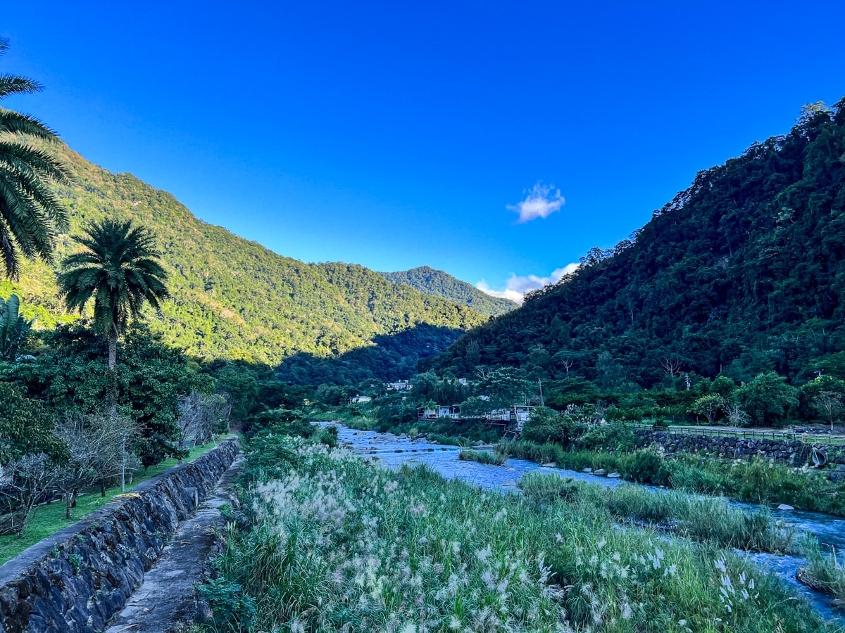 【會來尖石溫泉渡假村】新竹內灣泡湯住宿推薦，大眾池不限時400元起，雙人湯屋只要990元，超高CP值、絕美山林溫泉秘境！
