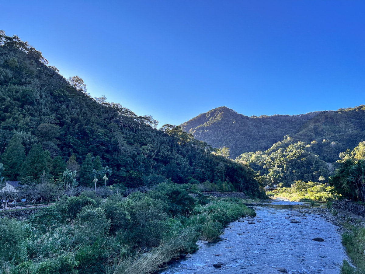【會來尖石溫泉渡假村】新竹內灣泡湯住宿推薦，大眾池不限時400元起，雙人湯屋只要990元，超高CP值、絕美山林溫泉秘境！